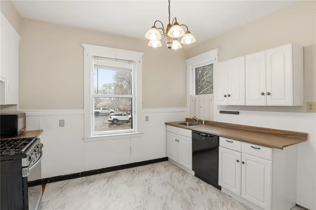 98 Barrington Street 560, Rochester, New York 1460, Rochester, New York 14607, 3 Bedrooms Bedrooms, 6 Rooms Rooms,1 BathroomBathrooms,Residential Lease,For Rent,98 Barrington Street 560, Rochester, New York 1460,0,R1650497