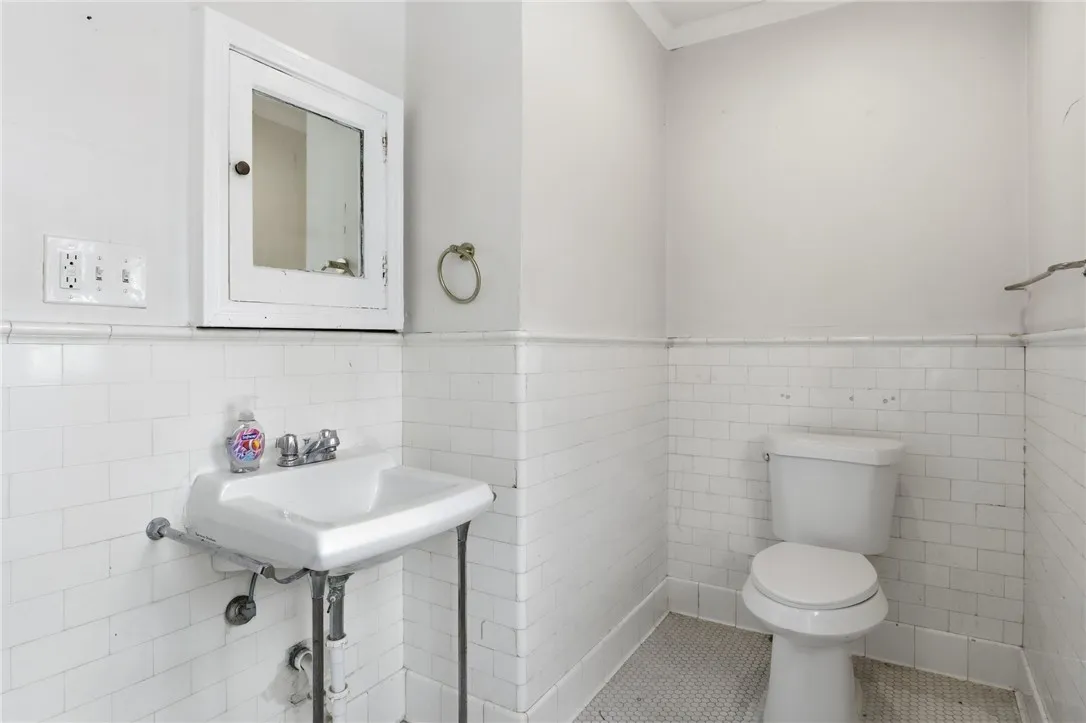 98 Barrington Street 560, Rochester, New York 1460, Rochester, New York 14607, 3 Bedrooms Bedrooms, 6 Rooms Rooms,1 BathroomBathrooms,Residential Lease,For Rent,98 Barrington Street 560, Rochester, New York 1460,0,R1650497