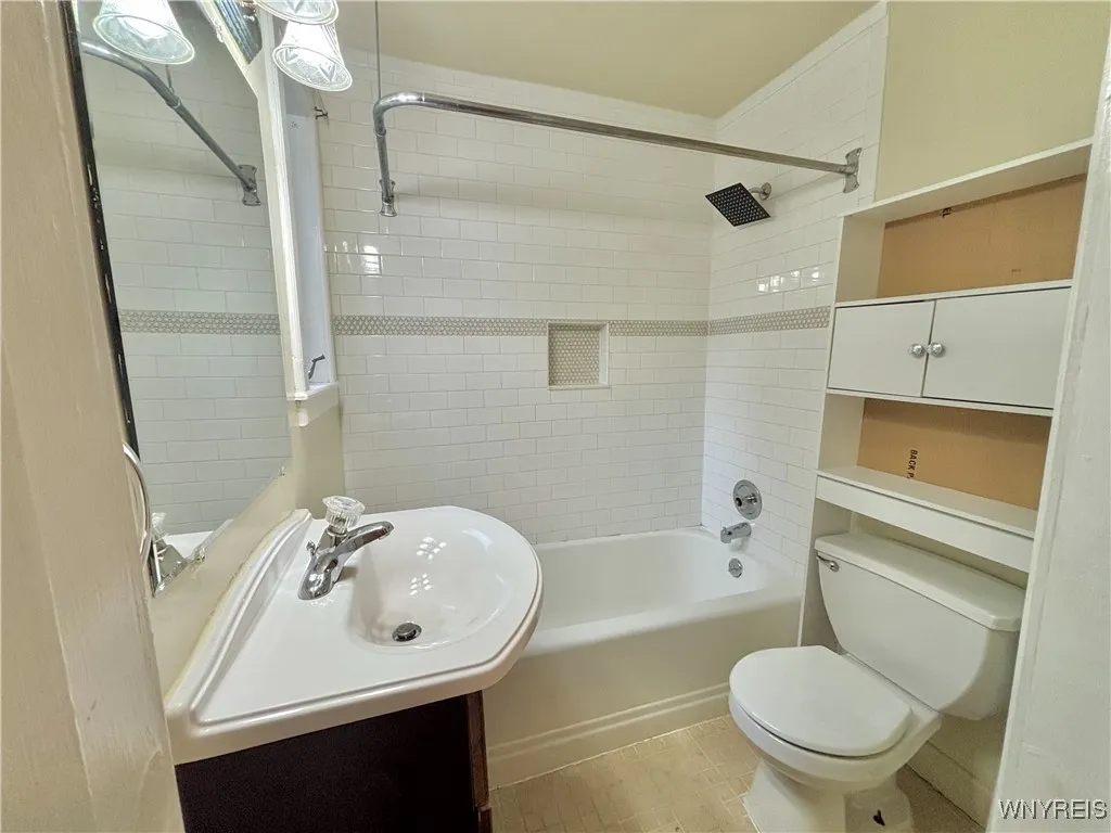 669 Potomac Avenue 1, Buffalo, New York 14222, Buffalo, New York 14222, 1 Bedroom Bedrooms, 4 Rooms Rooms,1 BathroomBathrooms,Residential Lease,For Rent,669 Potomac Avenue 1, Buffalo, New York 14222,0,B1650648