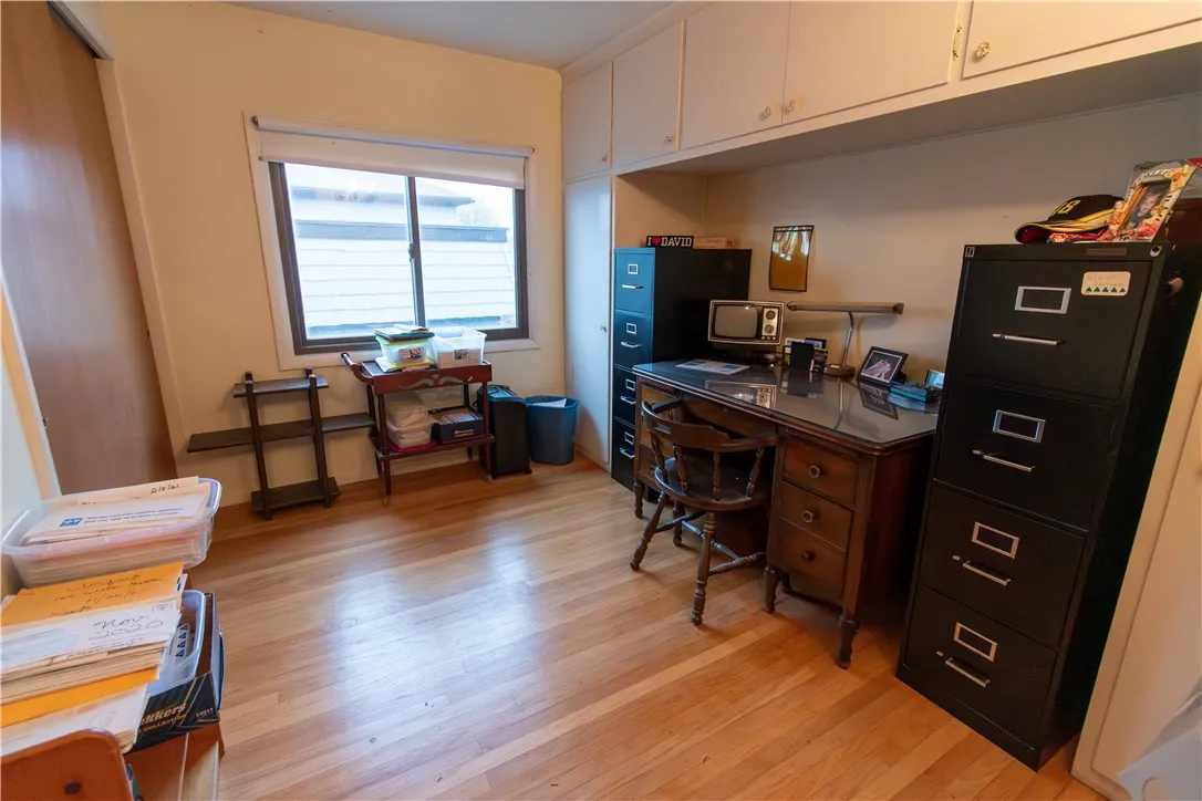 3rd bedroom, or in this case the office