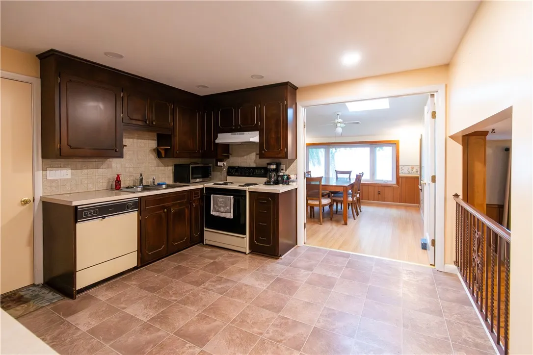 Kitchen prep and eat-in areas in one shot

 wood floors