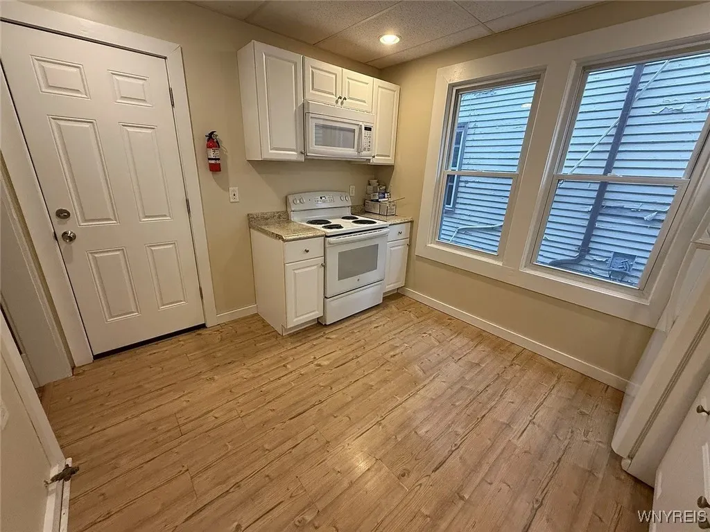 76 Vernon Place Lower, Buffalo, New York 14214, Buffalo, New York 14214, 3 Bedrooms Bedrooms, 6 Rooms Rooms,1 BathroomBathrooms,Residential Lease,For Rent,76 Vernon Place Lower, Buffalo, New York 14214,0,B1650674