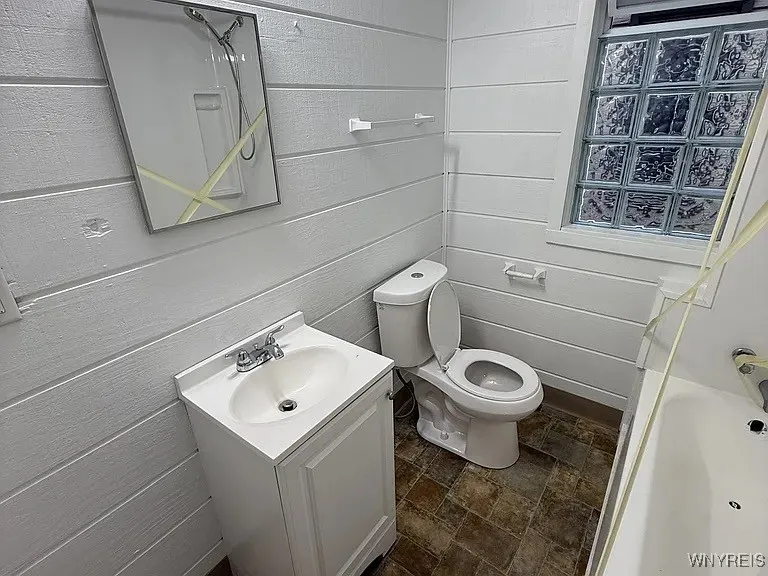 76 Vernon Place Lower, Buffalo, New York 14214, Buffalo, New York 14214, 3 Bedrooms Bedrooms, 6 Rooms Rooms,1 BathroomBathrooms,Residential Lease,For Rent,76 Vernon Place Lower, Buffalo, New York 14214,0,B1650674