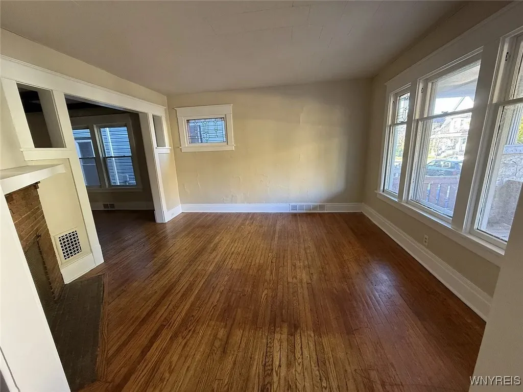 76 Vernon Place Lower, Buffalo, New York 14214, Buffalo, New York 14214, 3 Bedrooms Bedrooms, 6 Rooms Rooms,1 BathroomBathrooms,Residential Lease,For Rent,76 Vernon Place Lower, Buffalo, New York 14214,0,B1650674