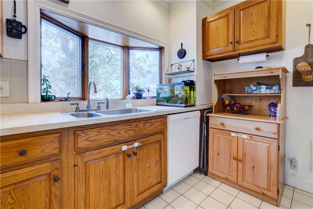 Kitchen with garden window and the all important dishwasher!