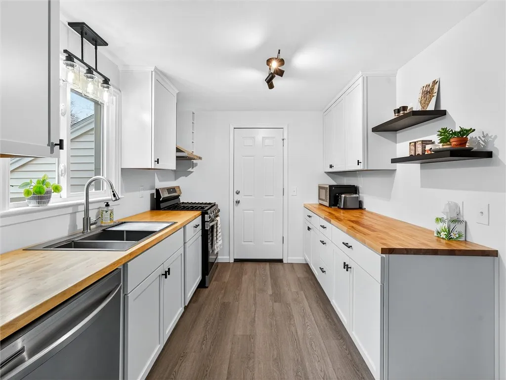 79 Mareeta Road, Gates, New York 14624, Gates, New York 14624, 3 Bedrooms Bedrooms, 7 Rooms Rooms,1 BathroomBathrooms,Residential,For Sale,79 Mareeta Road, Gates, New York 14624,0,R1650557