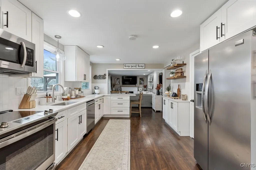 4265 Inverrary Drive, Clay, New York 13090, Clay, New York 13090, 3 Bedrooms Bedrooms, 8 Rooms Rooms,2 BathroomsBathrooms,Residential,For Sale,4265 Inverrary Drive, Clay, New York 13090,0,S1649713