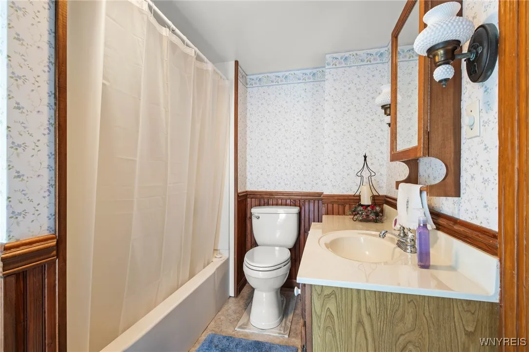 24 South Main Street, Batavia City, New York 14020, Batavia City, New York 14020, 4 Bedrooms Bedrooms, 8 Rooms Rooms,1 BathroomBathrooms,Residential,For Sale,24 South Main Street, Batavia City, New York 14020,0,B1649532