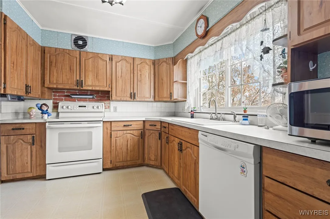 24 South Main Street, Batavia City, New York 14020, Batavia City, New York 14020, 4 Bedrooms Bedrooms, 8 Rooms Rooms,1 BathroomBathrooms,Residential,For Sale,24 South Main Street, Batavia City, New York 14020,0,B1649532