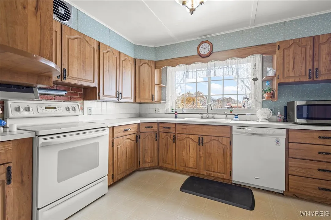 24 South Main Street, Batavia City, New York 14020, Batavia City, New York 14020, 4 Bedrooms Bedrooms, 8 Rooms Rooms,1 BathroomBathrooms,Residential,For Sale,24 South Main Street, Batavia City, New York 14020,0,B1649532