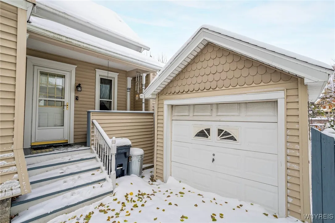 24 South Main Street, Batavia City, New York 14020, Batavia City, New York 14020, 4 Bedrooms Bedrooms, 8 Rooms Rooms,1 BathroomBathrooms,Residential,For Sale,24 South Main Street, Batavia City, New York 14020,0,B1649532