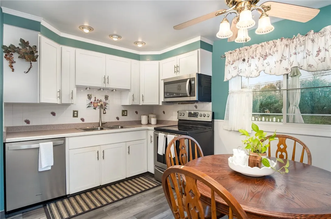 19 Del Verde Rd, Gates, New York 14624, Gates, New York 14624, 3 Bedrooms Bedrooms, 6 Rooms Rooms,1 BathroomBathrooms,Residential,For Sale,19 Del Verde Rd, Gates, New York 14624,0,R1643728