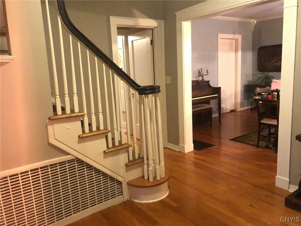 Foyer -note entrance to the Dining room and kitchen