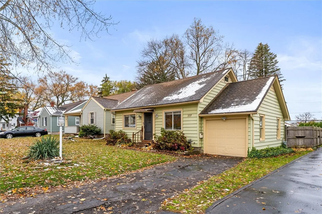 227 Walzer Road, Irondequoit, New York 14622, Irondequoit, New York 14622, 3 Bedrooms Bedrooms, 7 Rooms Rooms,1 BathroomBathrooms,Residential,For Sale,227 Walzer Road, Irondequoit, New York 14622,0,R1648227