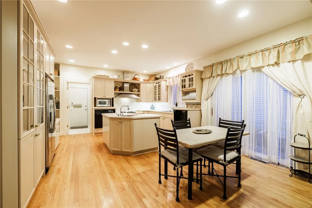 12 Bristol View Drive, Perinton, New York 14450, Perinton, New York 14450, 2 Bedrooms Bedrooms, 9 Rooms Rooms,2 BathroomsBathrooms,Residential,For Sale,12 Bristol View Drive, Perinton, New York 14450,0,R1650545