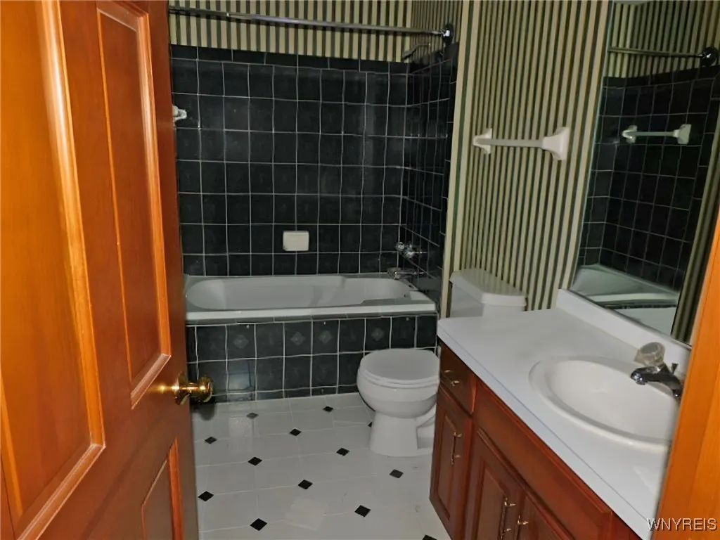 15 Thomas Jefferson Lane, Amherst, New York 14226, Amherst, New York 14226, 5 Bedrooms Bedrooms, 12 Rooms Rooms,3 BathroomsBathrooms,Residential,For Sale,15 Thomas Jefferson Lane, Amherst, New York 14226,0,B1650769