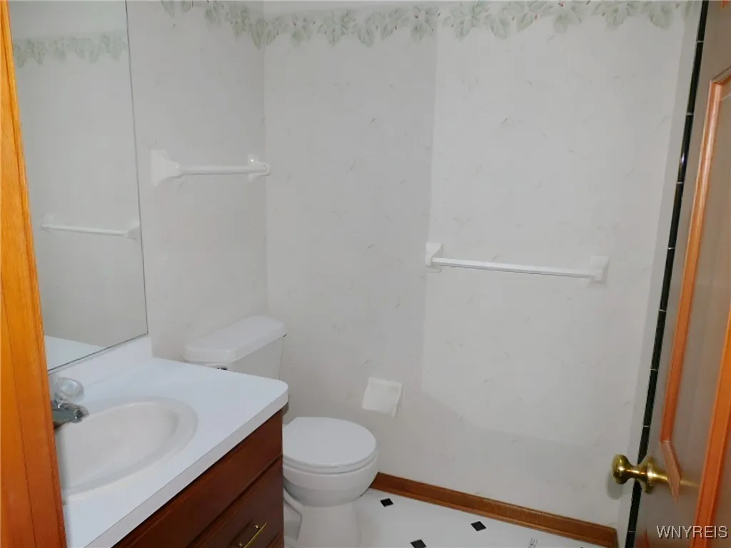 15 Thomas Jefferson Lane, Amherst, New York 14226, Amherst, New York 14226, 5 Bedrooms Bedrooms, 12 Rooms Rooms,3 BathroomsBathrooms,Residential,For Sale,15 Thomas Jefferson Lane, Amherst, New York 14226,0,B1650769