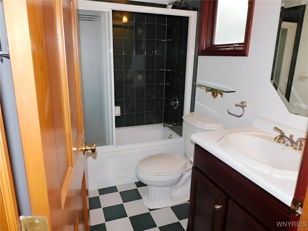 15 Thomas Jefferson Lane, Amherst, New York 14226, Amherst, New York 14226, 5 Bedrooms Bedrooms, 12 Rooms Rooms,3 BathroomsBathrooms,Residential,For Sale,15 Thomas Jefferson Lane, Amherst, New York 14226,0,B1650769