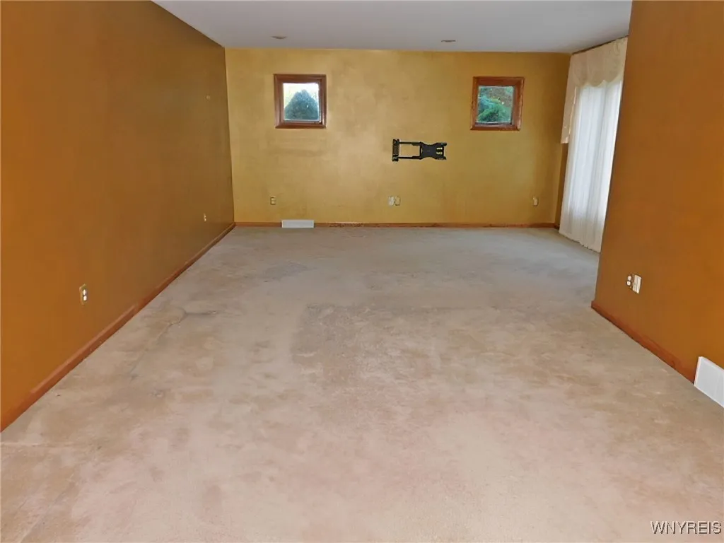 15 Thomas Jefferson Lane, Amherst, New York 14226, Amherst, New York 14226, 5 Bedrooms Bedrooms, 12 Rooms Rooms,3 BathroomsBathrooms,Residential,For Sale,15 Thomas Jefferson Lane, Amherst, New York 14226,0,B1650769