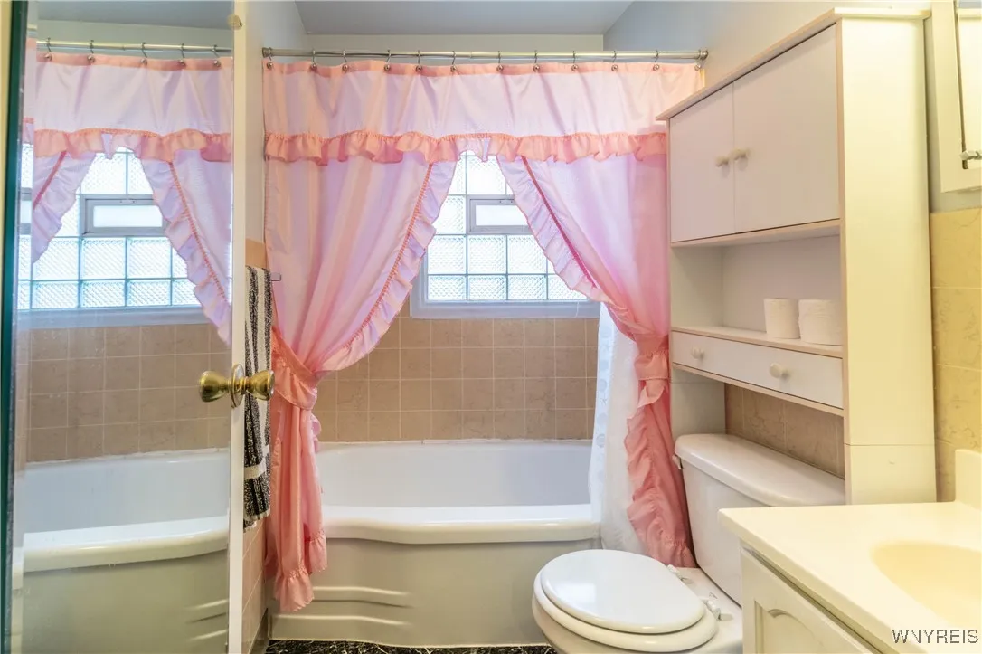 82 Penarrow Drive, Tonawanda, New York 14150, Tonawanda, New York 14150, 3 Bedrooms Bedrooms, 5 Rooms Rooms,1 BathroomBathrooms,Residential,For Sale,82 Penarrow Drive, Tonawanda, New York 14150,0,B1647519
