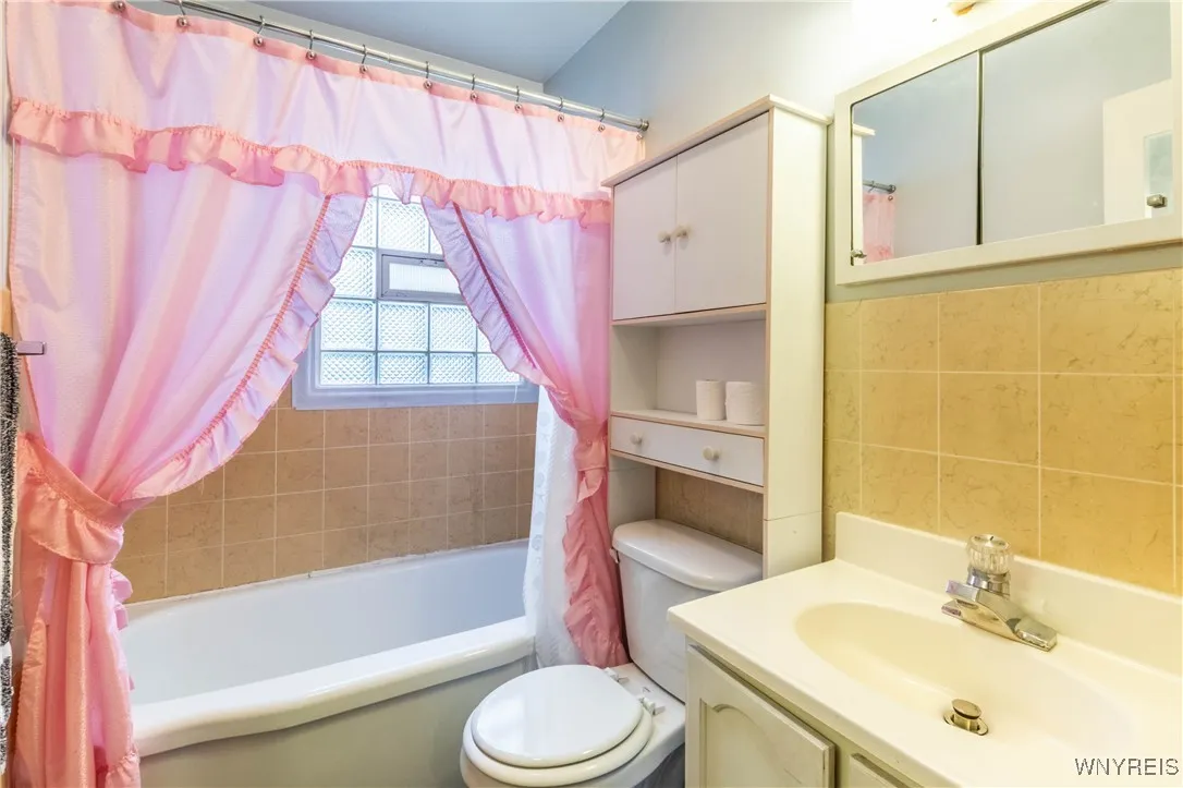 82 Penarrow Drive, Tonawanda, New York 14150, Tonawanda, New York 14150, 3 Bedrooms Bedrooms, 5 Rooms Rooms,1 BathroomBathrooms,Residential,For Sale,82 Penarrow Drive, Tonawanda, New York 14150,0,B1647519