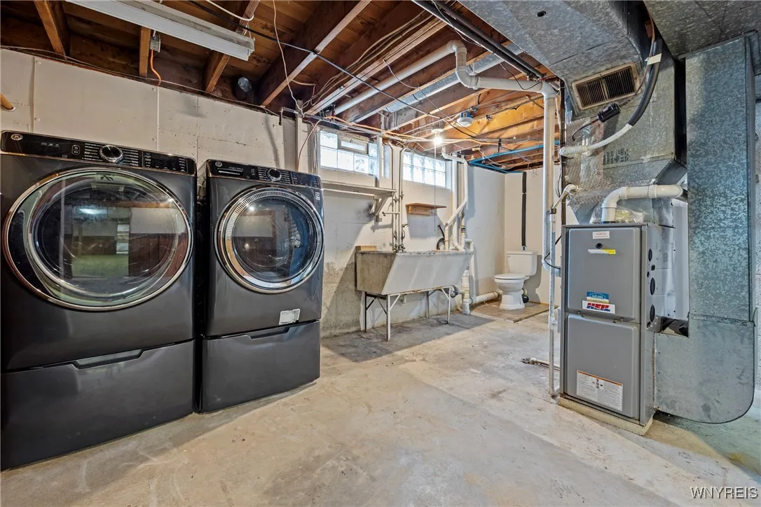 380 Roncroff Drive, North Tonawanda, New York 1412, North Tonawanda, New York 14120, 5 Bedrooms Bedrooms, 9 Rooms Rooms,2 BathroomsBathrooms,Residential,For Sale,380 Roncroff Drive, North Tonawanda, New York 1412,0,B1649262