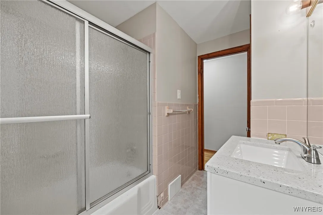 380 Roncroff Drive, North Tonawanda, New York 1412, North Tonawanda, New York 14120, 5 Bedrooms Bedrooms, 9 Rooms Rooms,2 BathroomsBathrooms,Residential,For Sale,380 Roncroff Drive, North Tonawanda, New York 1412,0,B1649262