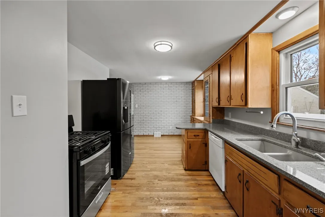 380 Roncroff Drive, North Tonawanda, New York 1412, North Tonawanda, New York 14120, 5 Bedrooms Bedrooms, 9 Rooms Rooms,2 BathroomsBathrooms,Residential,For Sale,380 Roncroff Drive, North Tonawanda, New York 1412,0,B1649262