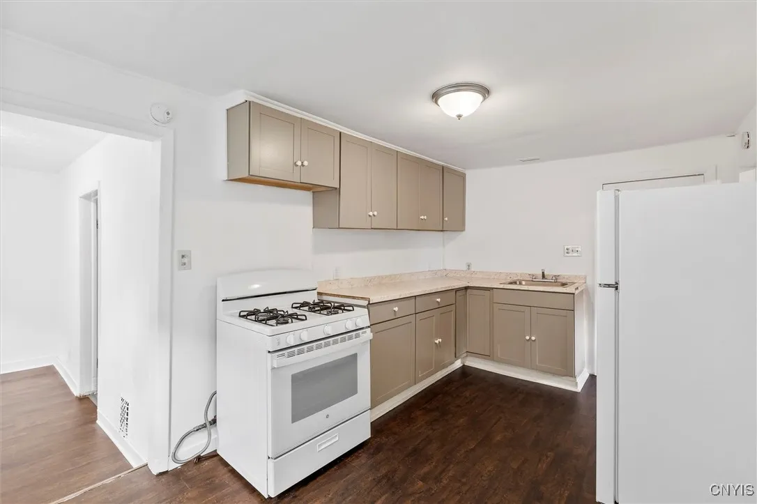 811 1st North Street, Syracuse, New York 13208, Syracuse, New York 13208, 2 Bedrooms Bedrooms, 5 Rooms Rooms,1 BathroomBathrooms,Residential Lease,For Rent,811 1st North Street, Syracuse, New York 13208,0,S1650801