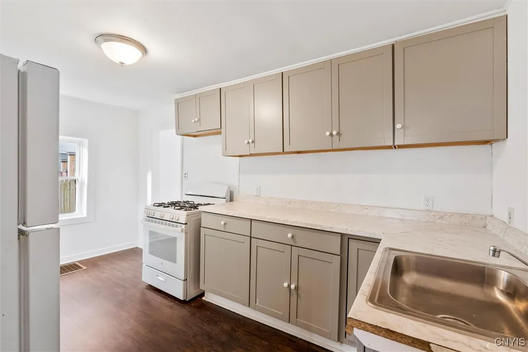 811 1st North Street, Syracuse, New York 13208, Syracuse, New York 13208, 2 Bedrooms Bedrooms, 5 Rooms Rooms,1 BathroomBathrooms,Residential Lease,For Rent,811 1st North Street, Syracuse, New York 13208,0,S1650801