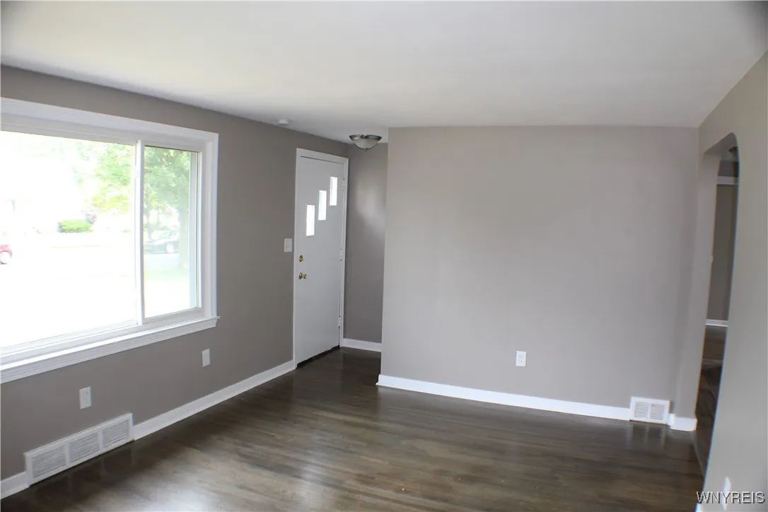 110 Susan Lane, Cheektowaga, New York 14225, Cheektowaga, New York 14225, 3 Bedrooms Bedrooms, 6 Rooms Rooms,1 BathroomBathrooms,Residential Lease,For Rent,110 Susan Lane, Cheektowaga, New York 14225,0,B1650832