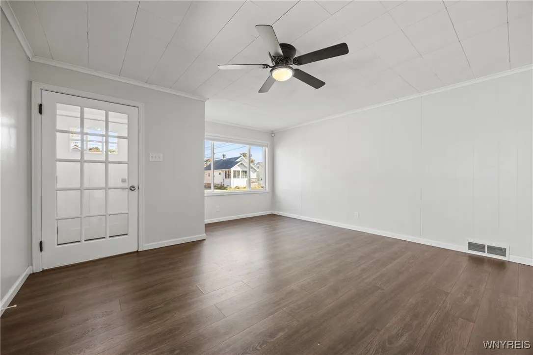 138 62nd Street, Niagara Falls, New York 14304, Niagara Falls, New York 14304, 3 Bedrooms Bedrooms, 6 Rooms Rooms,1 BathroomBathrooms,Residential Lease,For Rent,138 62nd Street, Niagara Falls, New York 14304,0,B1650829