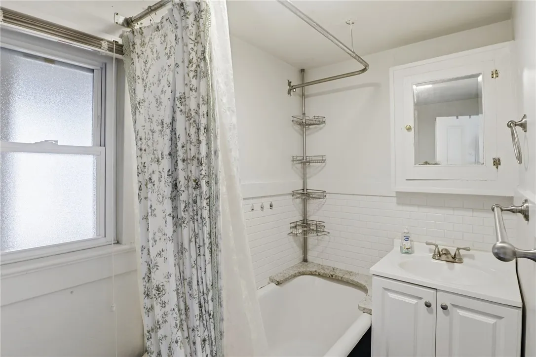 4232 Lake Avenue, Rochester, New York 14612, Rochester, New York 14612, 5 Bedrooms Bedrooms, ,2 BathroomsBathrooms,Residential,For Sale,4232 Lake Avenue, Rochester, New York 14612,0,R1650044