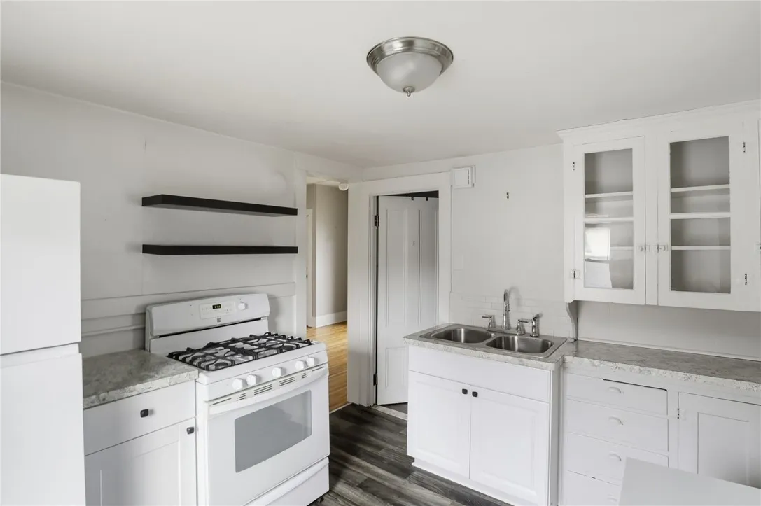 4232 Lake Avenue, Rochester, New York 14612, Rochester, New York 14612, 5 Bedrooms Bedrooms, ,2 BathroomsBathrooms,Residential,For Sale,4232 Lake Avenue, Rochester, New York 14612,0,R1650044