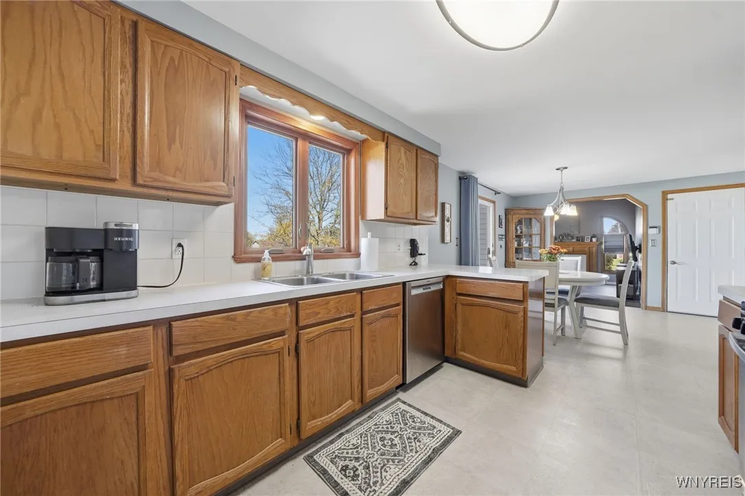 28 Baywood Drive, Cheektowaga, New York 14227, Cheektowaga, New York 14227, 3 Bedrooms Bedrooms, 6 Rooms Rooms,1 BathroomBathrooms,Residential,For Sale,28 Baywood Drive, Cheektowaga, New York 14227,0,B1650206