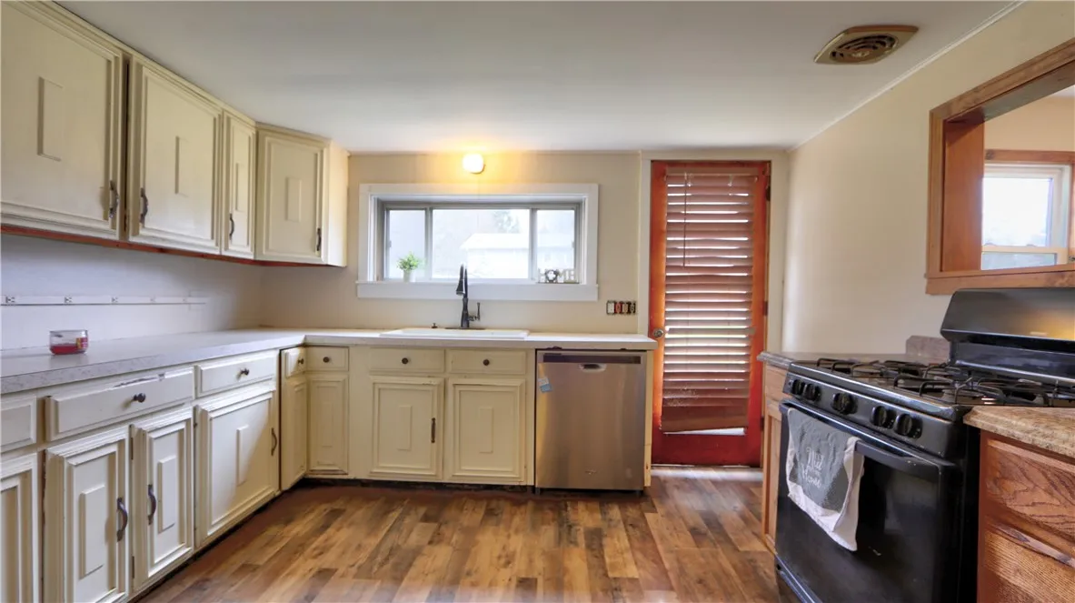 54 West Wright Avenue, Waterloo, New York 13165, Waterloo, New York 13165, 4 Bedrooms Bedrooms, 8 Rooms Rooms,1 BathroomBathrooms,Residential,For Sale,54 West Wright Avenue, Waterloo, New York 13165,0,R1650273