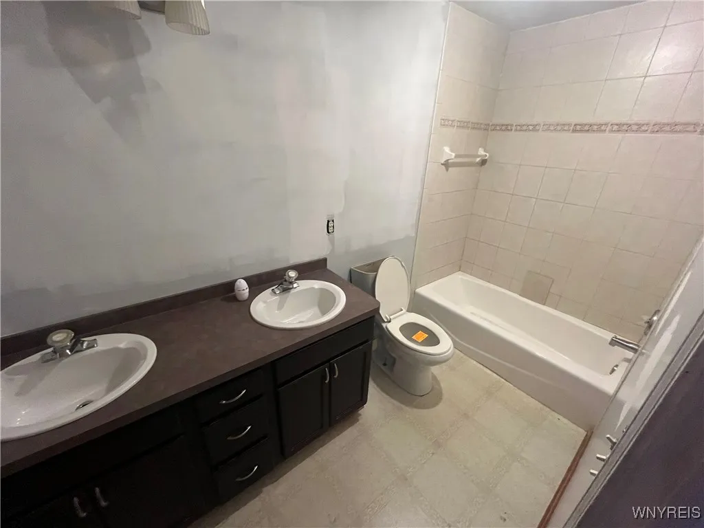 77 William Price Parkway, Buffalo, New York 14214, Buffalo, New York 14214, 3 Bedrooms Bedrooms, 8 Rooms Rooms,2 BathroomsBathrooms,Residential,For Sale,77 William Price Parkway, Buffalo, New York 14214,0,B1650827