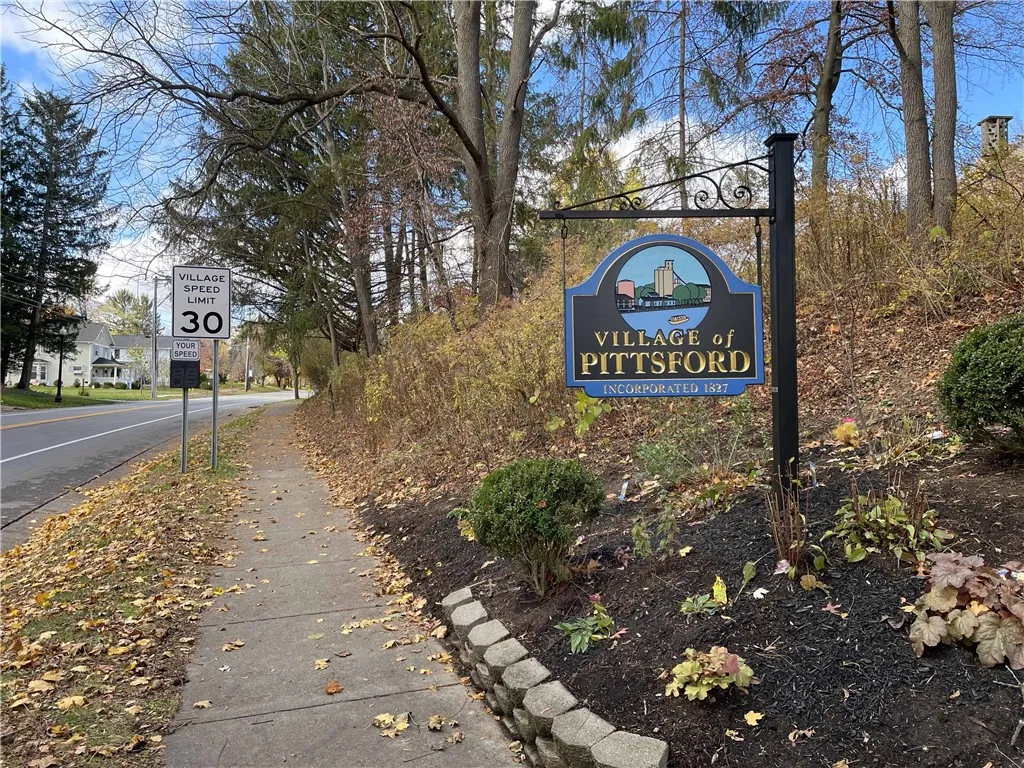 10 Creek Rdg, Pittsford, New York 14534, Pittsford, New York 14534, 2 Bedrooms Bedrooms, 5 Rooms Rooms,3 BathroomsBathrooms,Residential,For Sale,10 Creek Rdg, Pittsford, New York 14534,0,R1650415