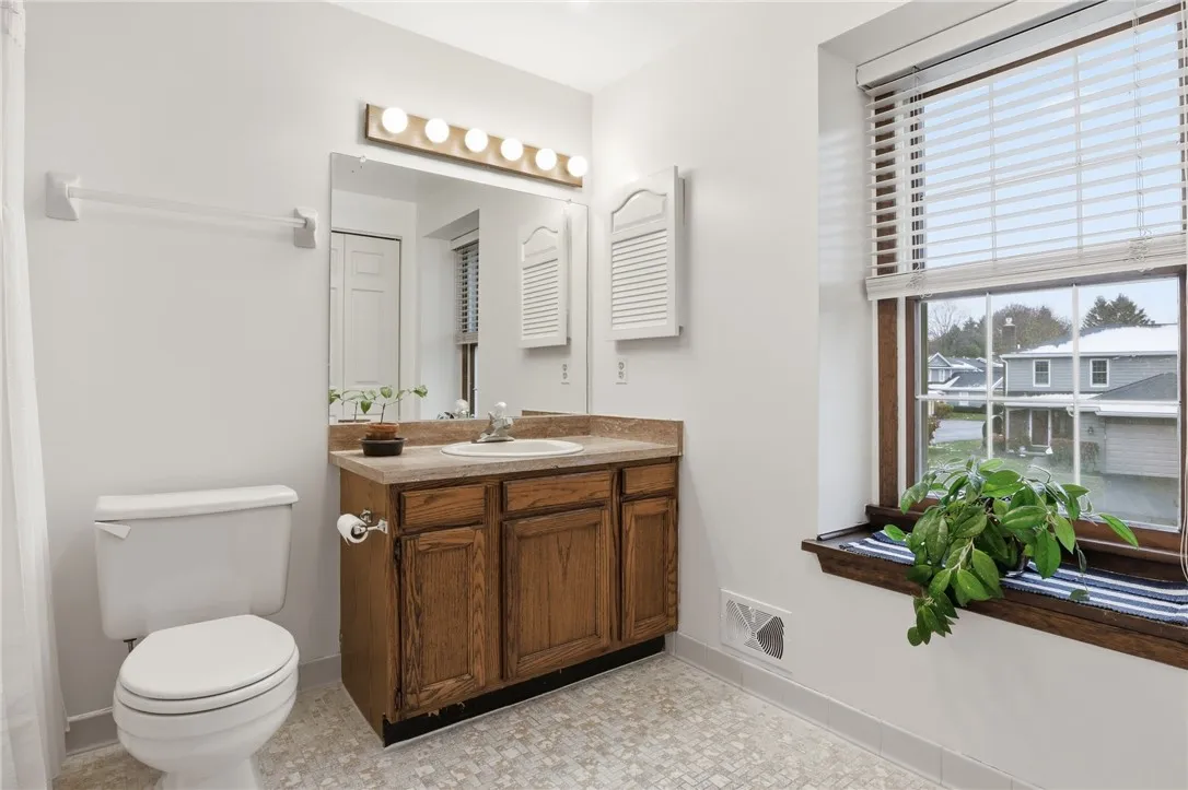 10 Creek Rdg, Pittsford, New York 14534, Pittsford, New York 14534, 2 Bedrooms Bedrooms, 5 Rooms Rooms,3 BathroomsBathrooms,Residential,For Sale,10 Creek Rdg, Pittsford, New York 14534,0,R1650415