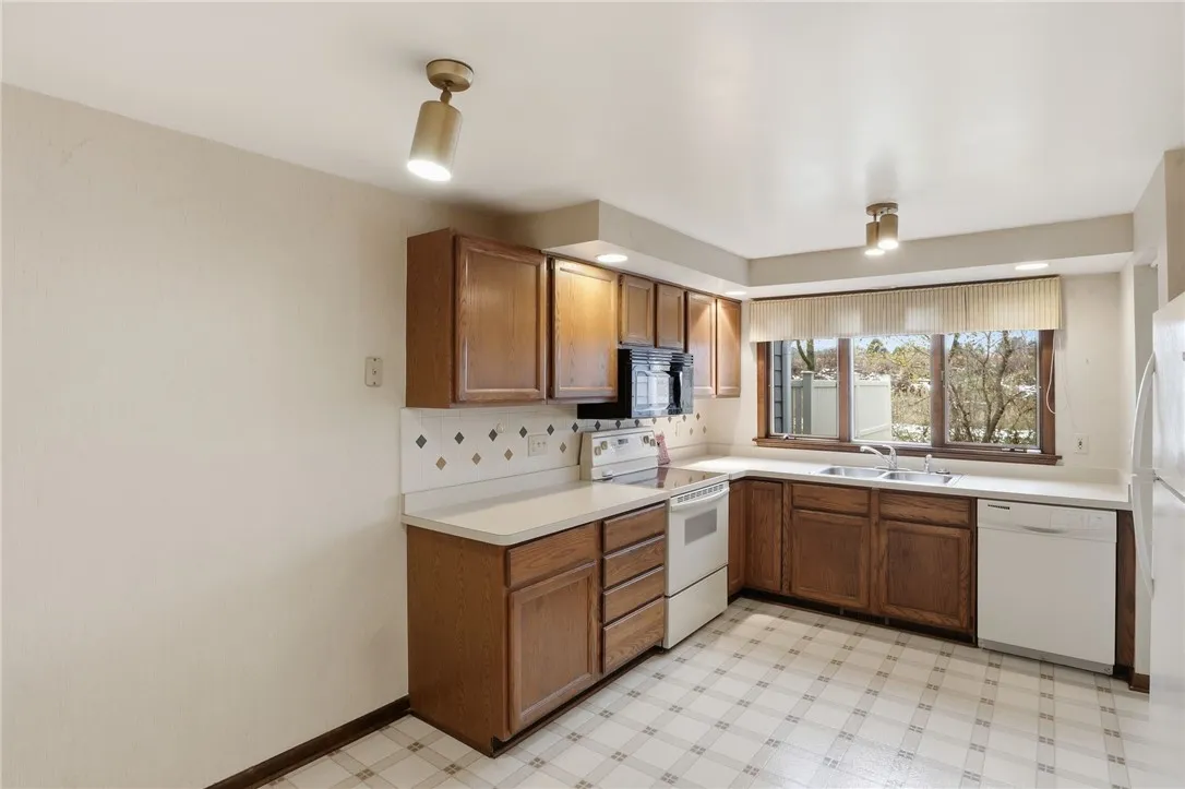 10 Creek Rdg, Pittsford, New York 14534, Pittsford, New York 14534, 2 Bedrooms Bedrooms, 5 Rooms Rooms,3 BathroomsBathrooms,Residential,For Sale,10 Creek Rdg, Pittsford, New York 14534,0,R1650415