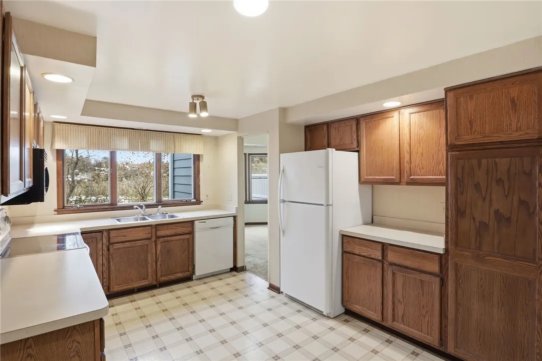 10 Creek Rdg, Pittsford, New York 14534, Pittsford, New York 14534, 2 Bedrooms Bedrooms, 5 Rooms Rooms,3 BathroomsBathrooms,Residential,For Sale,10 Creek Rdg, Pittsford, New York 14534,0,R1650415