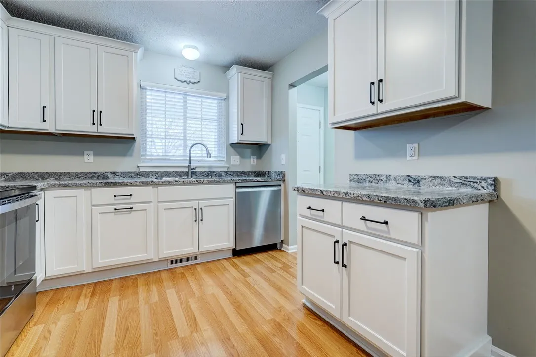 Gorgeous Eat -in Kitchen With New Appliances