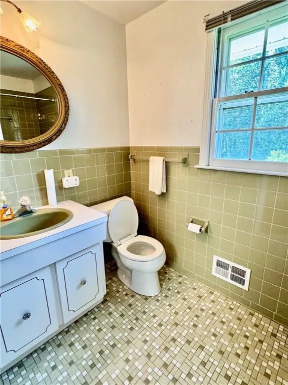 Second Floor Full Bathroom