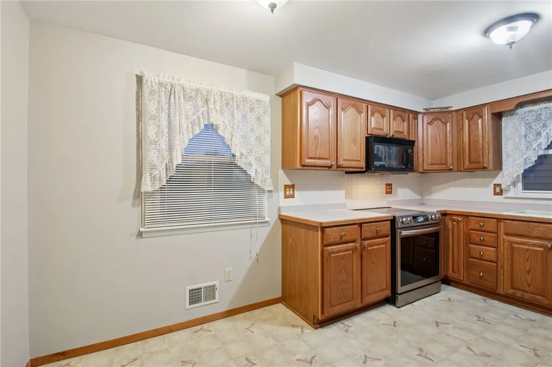 137 Rahway Road, Gates, New York 14606, Gates, New York 14606, 3 Bedrooms Bedrooms, 8 Rooms Rooms,1 BathroomBathrooms,Residential,For Sale,137 Rahway Road, Gates, New York 14606,0,R1650191