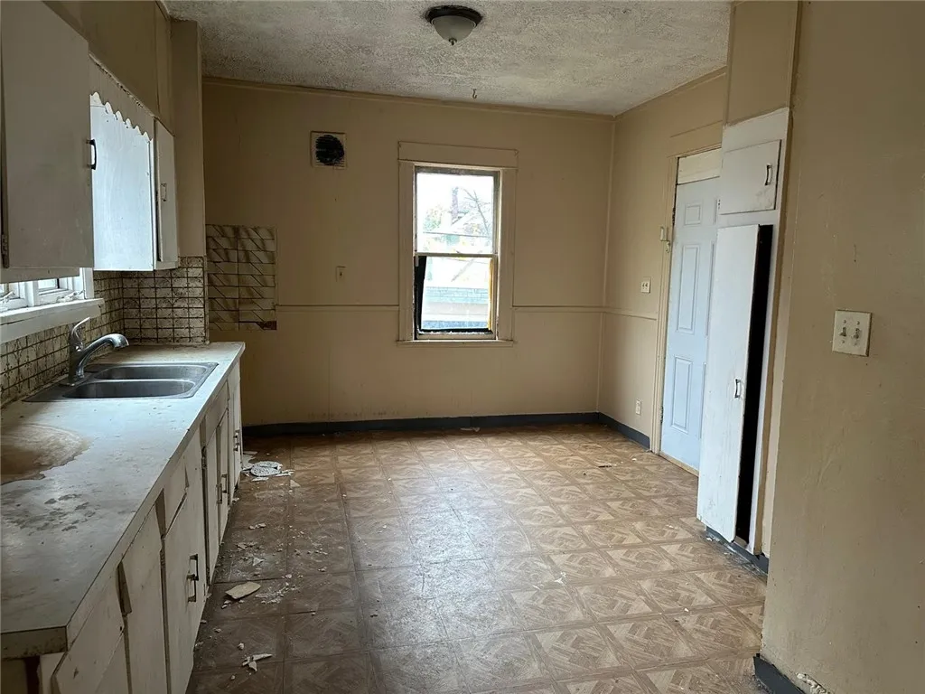 65-67 Lake View Park, Rochester, New York 14613, Rochester, New York 14613, 5 Bedrooms Bedrooms, ,2 BathroomsBathrooms,Residential,For Sale,65-67 Lake View Park, Rochester, New York 14613,0,R1650737