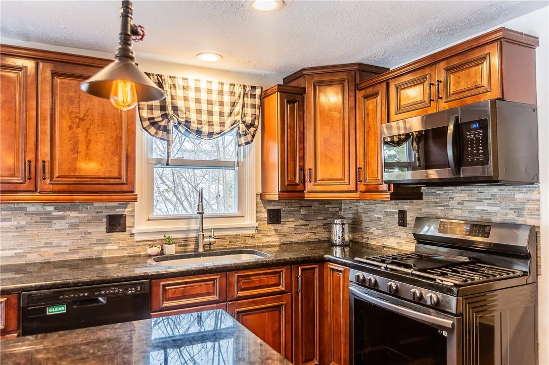 1441 Chigwell Ln N, Webster, New York 14580, Webster, New York 14580, 4 Bedrooms Bedrooms, 7 Rooms Rooms,1 BathroomBathrooms,Residential,For Sale,1441 Chigwell Ln N, Webster, New York 14580,0,R1650347