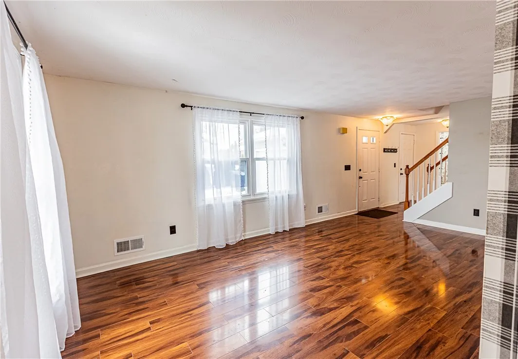 1441 Chigwell Ln N, Webster, New York 14580, Webster, New York 14580, 4 Bedrooms Bedrooms, 7 Rooms Rooms,1 BathroomBathrooms,Residential,For Sale,1441 Chigwell Ln N, Webster, New York 14580,0,R1650347