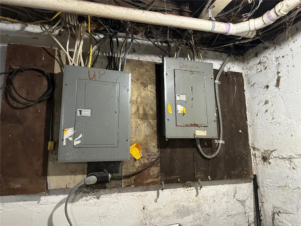 256 Augustine Street, Rochester, New York 14602, Rochester, New York 14602, 3 Bedrooms Bedrooms, ,2 BathroomsBathrooms,Residential,For Sale,256 Augustine Street, Rochester, New York 14602,0,R1650788