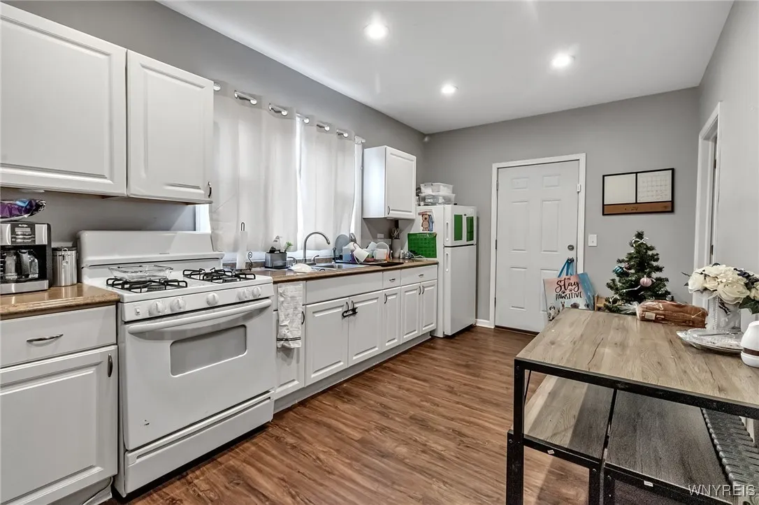 726 Oliver Street, North Tonawanda, New York 14120, North Tonawanda, New York 14120, 5 Bedrooms Bedrooms, ,Multi Family,For Sale,726 Oliver Street, North Tonawanda, New York 14120,0,B1648824