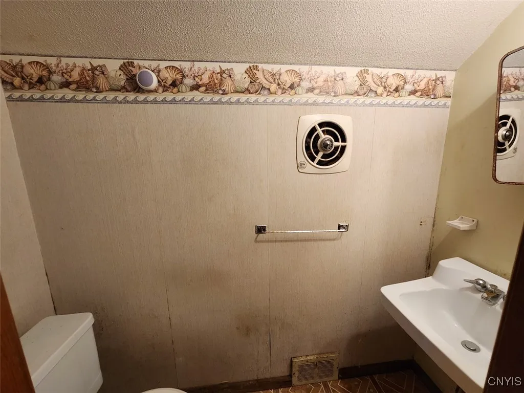 144 Oakdale Drive, Syracuse, New York 13207, Syracuse, New York 13207, 3 Bedrooms Bedrooms, 6 Rooms Rooms,1 BathroomBathrooms,Residential,For Sale,144 Oakdale Drive, Syracuse, New York 13207,0,S1650735